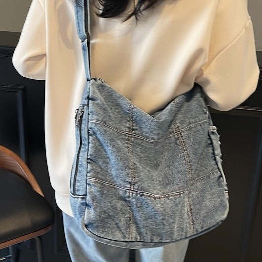 Fashionable and trendy tote bag for women, Spring 2025 new style, large-capacity single-shoulder bag for work and commuting, casual underarm bag Application Scenario
