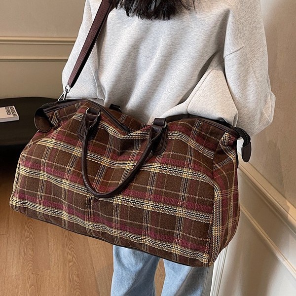 New retro high-end handbags for autumn and winter 2024, color-blocking and checkered travel bags, large-capacity sports bags full figure
