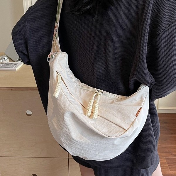 A solid-color crossbody bag for high school girls, a new single-shoulder casual large-capacity dumpling class bag that catches the eye Specification drawing