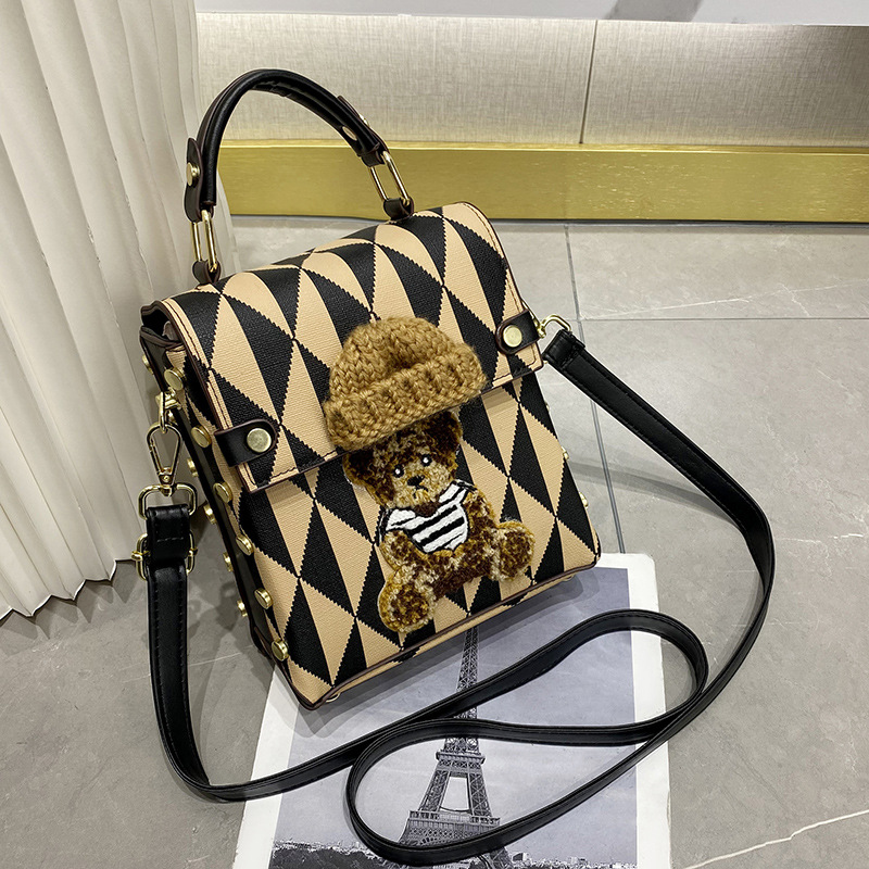 A small crossbody bag with a unique and high-end feel, mini and fashionable in Instagram, a single-shoulder crossbody bag, a small handbag with loose change and a mobile phone case Application Scenario
