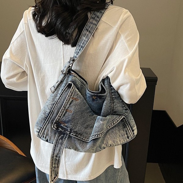 The new French niche denim bag for women in the summer of 2025, the crescent-shaped bag, is stylish and stylish. The single-shoulder bag and crossbody bag are trendy Application Scenario