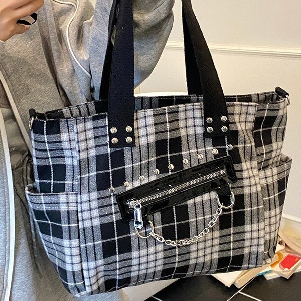A new cross-border design checkered tote bag, a fashionable and individual European and American commuting punk style single-shoulder bag for ladies Application Scenario