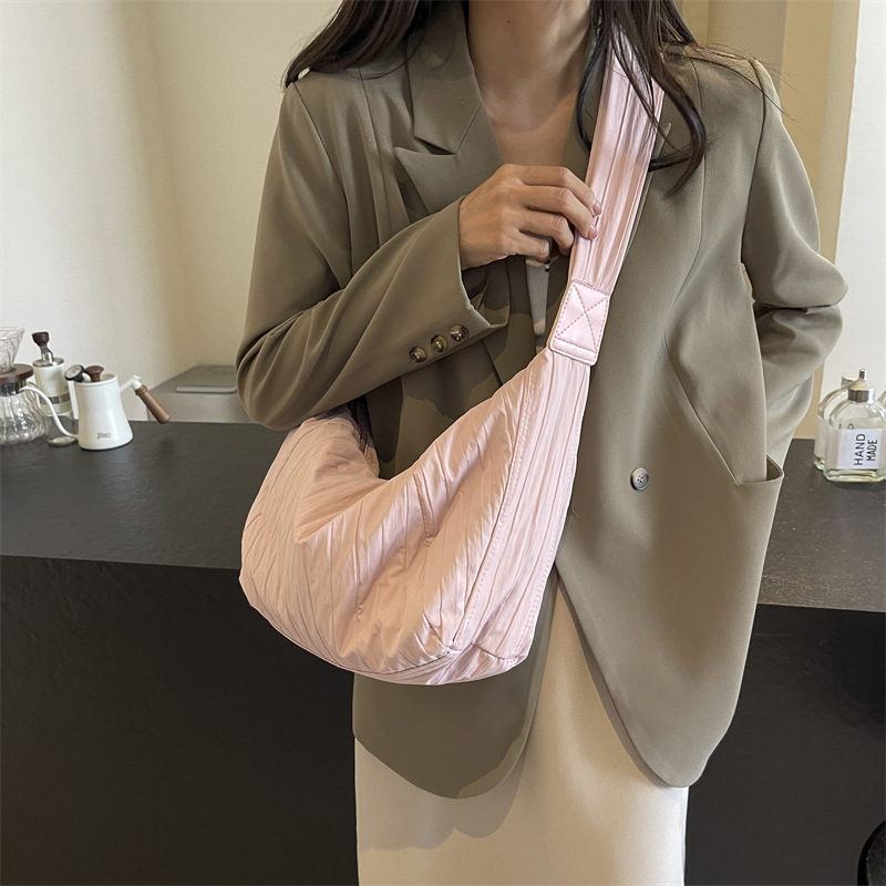 A new large-capacity casual hand-held shoulder bag with a Korean-style relaxed feel for women, featuring a fashionable and simple pleated dumpling bag Specification drawing