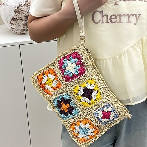Cross-border fresh and simple knitted grandmother pattern crossbody straw woven bag, new color-blocking single-shoulder straw woven bag, women's beach bag Application Scenario