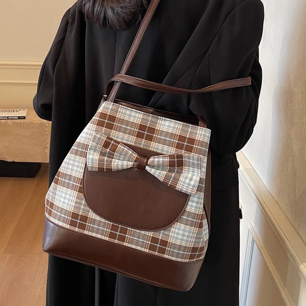 The new Tote bag is a large-capacity, niche bag for girls with a checkered pattern and a fresh bow. It is a multi-functional backpack details Picture