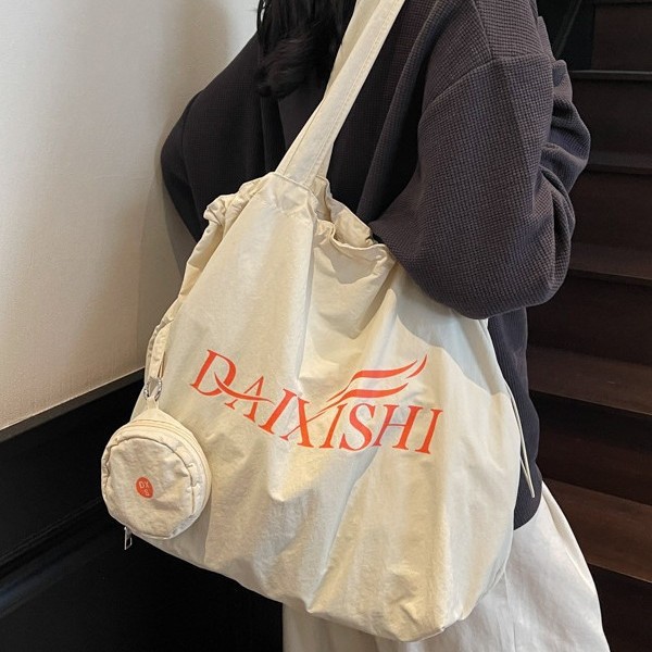 A laid-back summer large-capacity commuter high-end tote bag for women 2025, a new mother-and-child single-shoulder handbag full figure