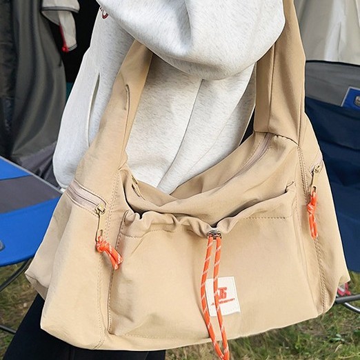 A fashionable new outdoor casual workwear style single-shoulder crossbody bag for both men and women, versatile color contrast loose and laid-back style bag full figure