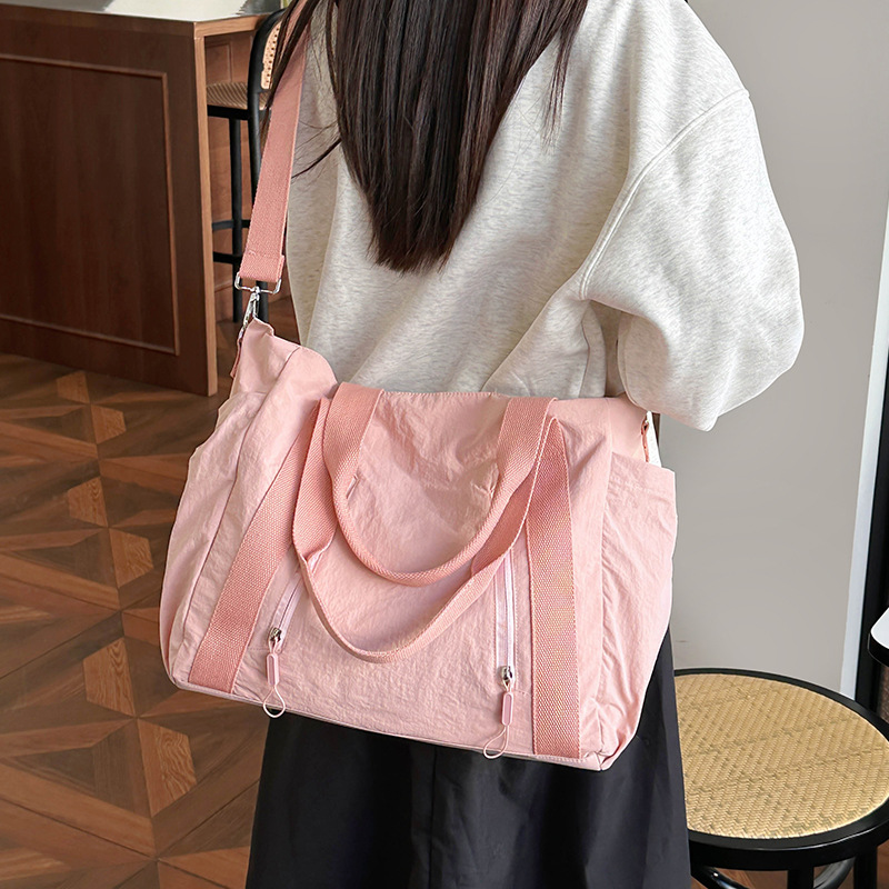 New casual Korean-style single-shoulder bag, nylon lightweight and simple travel crossbody bag, large-capacity portable mommy bag for going out details Picture