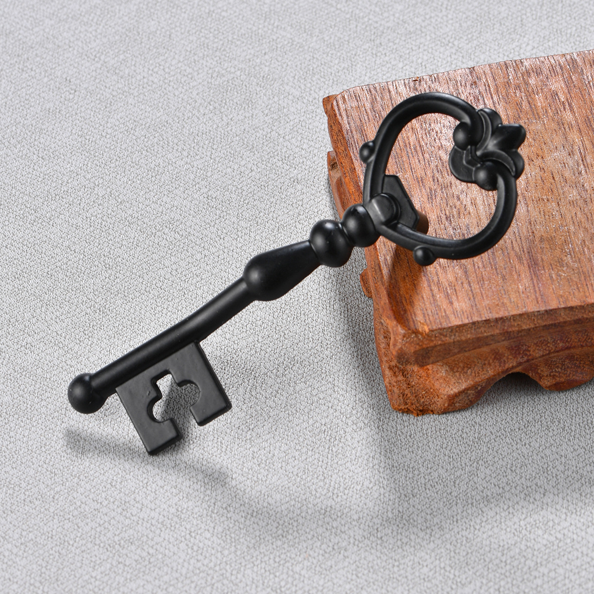The hole spacing of the antique zinc alloy drawers, cabinets, door handles, jewelry boxes, key handles, gift boxes and jewelry boxes is 58mm Application Scenario