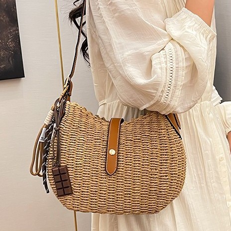 A versatile casual straw woven bag for women in summer, a new single-shoulder hand-carry fashionable straw woven bag, a fashionable crossbody rattan woven bag full figure