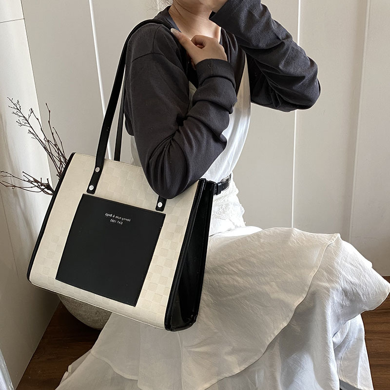 A trendy and versatile checkered single-shoulder underarm bag for women, a new large-capacity tote bag for work and commuting in 2025 Application Scenario