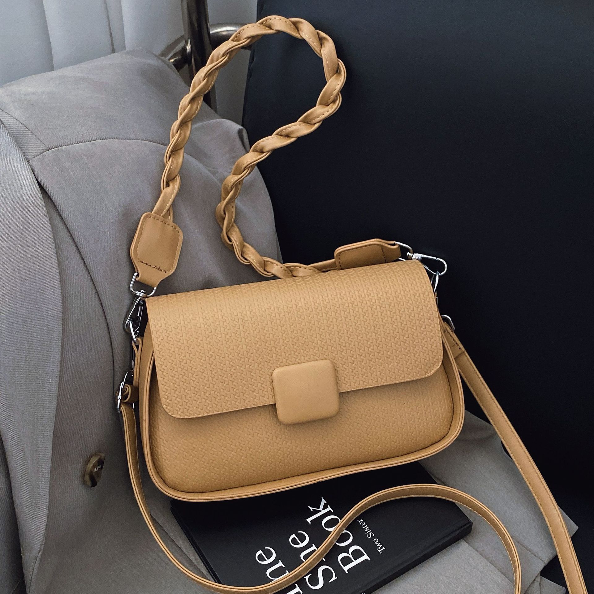 A simple and stylish small bag for ladies, 2025 new spring trend, retro and fashionable underarm square bag, high-end quality crossbody bag full figure