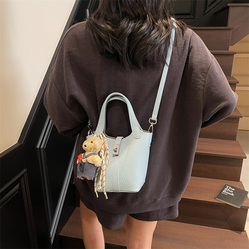 A lightweight, French-style, large-capacity hand-held bucket bag for women 2025, a new fashion and high-end single-shoulder crossbody bag Specification drawing