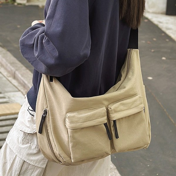 Dumpling Bag for both men and women, simple and sporty style, waterproof nylon fabric, large-capacity casual single-shoulder tote bag details Picture