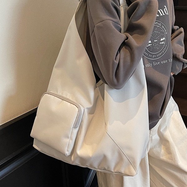 A simple Korean-style sports bag for women, a new 2025 fashionable large-capacity casual single-shoulder bag and a commuting canvas tote bag details Picture
