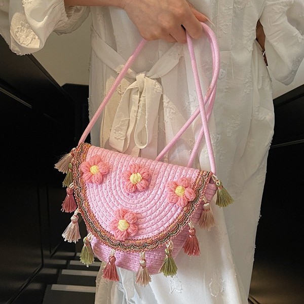 A new women's hand-woven bag with a ethnic style, fashionable and niche, beach vacation single-shoulder crossbody bucket bag Application Scenario