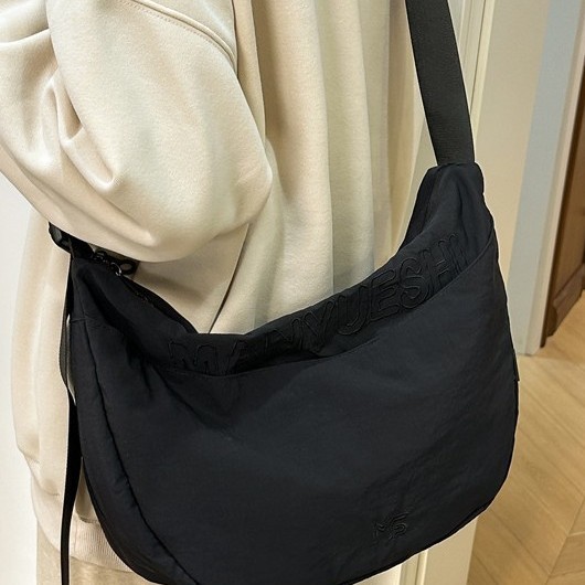 2025 Korean version crossbody bag, new nylon shoulder bag, horn bag, casual large-capacity commuter bag, versatile crossbody bag Application Scenario