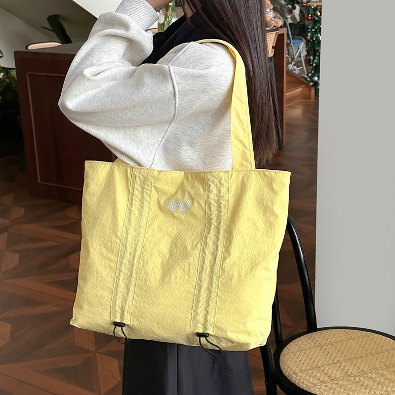 Fashionable and versatile women's 2025 Spring new Nylon fabric bag, large capacity casual single-shoulder underarm tote bag, trendy details Picture