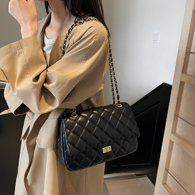 The 2024 new women's crossbody bag with a high-end feel, large capacity single-shoulder bag, niche design, and retro diamond-shaped chain bag Application Scenario