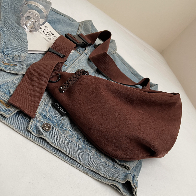 Large-capacity dumpling bag for women, 2024 new model student commuting single-shoulder underarm bag, versatile, casual and sporty crossbody bag Application Scenario