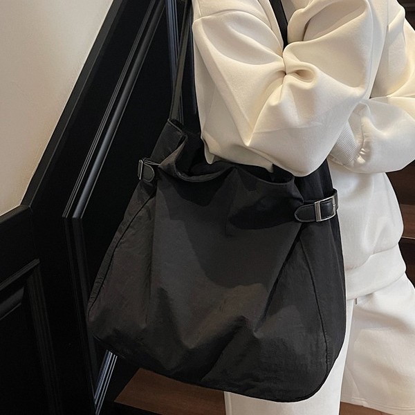 This Korean niche casual and simple tote bag exudes a feminine charm and is a lightweight nylon large-capacity single-shoulder bag for commuting details Picture