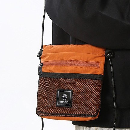 This unisex design phone bag is simple and cute. It is in a solid color, has a large capacity and is sturdy. It is a small square single-shoulder crossbody bag Specification drawing