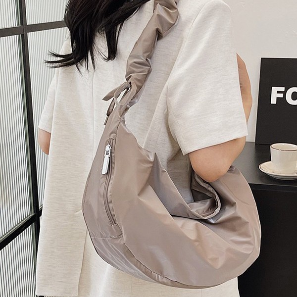Large-capacity solid-color casual dumpling bag for women, 2025 new style fashionable and versatile crossbody bag, Korean-style quality single-shoulder bag Application Scenario