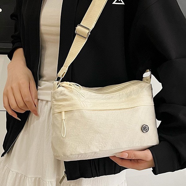 A lightweight and casual crossbody bag for women, a simple Japanese-style commuting small square bag, a new fashionable multi-layered nylon fabric single-shoulder bag details Picture