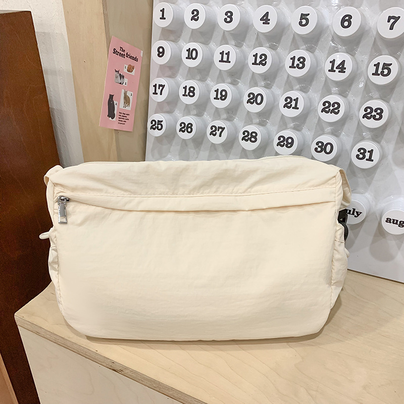 This 2024 new women's crossbody bag is lightweight, casual, and has a large capacity. It's a versatile bag for women to go to work and commute Specification drawing