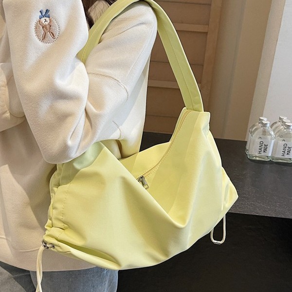 Autumn and winter high-capacity commuter Tote bag for women, 2024 new solid color fashionable drawstring single-shoulder bag, fabric bag Application Scenario