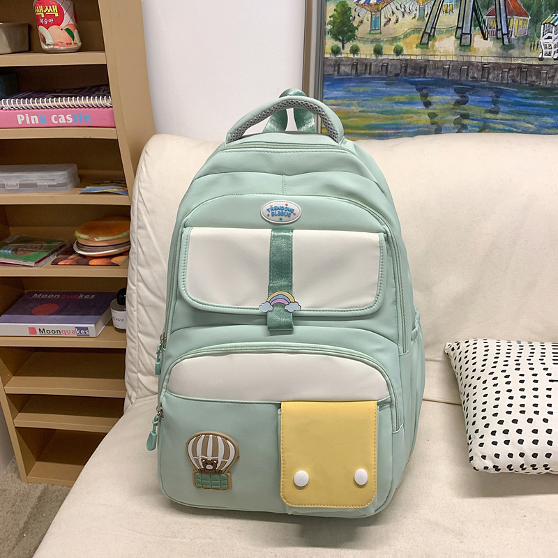 A large-capacity, cute backpack with a contrasting color design for students, a casual and fashionable backpack for junior and senior high school students full figure