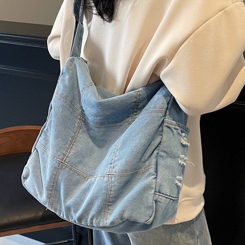 Korean-style fabric single-shoulder bag for female college students, large capacity, versatile, class crossbody armpit bag, fashionable and artistic fabric bag Application Scenario