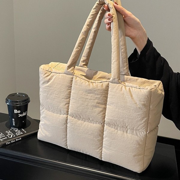 Cross-border large-capacity cotton-padded jacket bag for women, 2024 new style underarm single-shoulder bag, casual hand-held pleated cloud tote bag Application Scenario