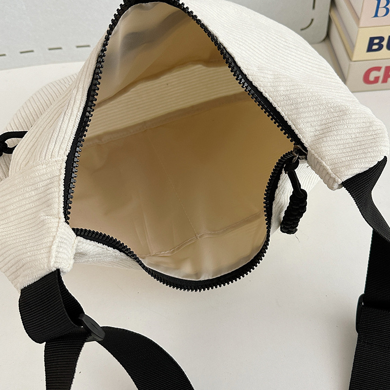 Fashionable commuting large-capacity single-shoulder crossbody bag for women, new autumn and winter casual and versatile tote bag, Korean-style dumpling bag Application Scenario