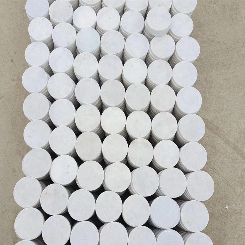 White regular round pieces of painting stones are in stock. Oval-shaped regular flat stones and pebbles are available for DIY painting rough stones full figure