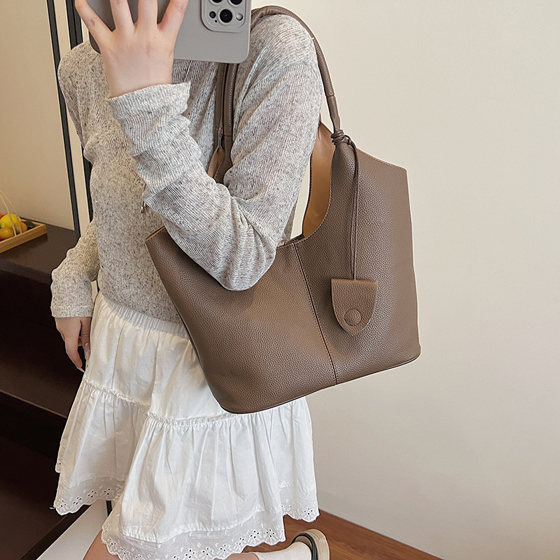 Korean large-capacity tote bag 2025 new style, fashionable and versatile bucket bag, simple single-shoulder bag, solid color underarm bag Application Scenario