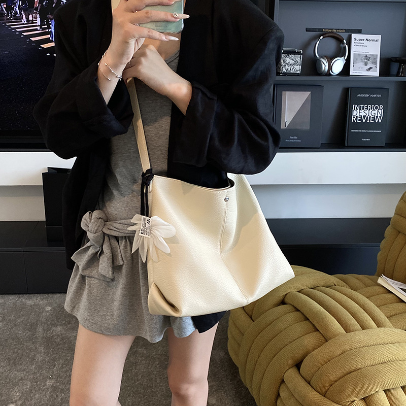 Cross-border super soft large-capacity commuter bag 2025 New style, popular underarm bag, textured tote bag, versatile single-shoulder bag for women Application Scenario