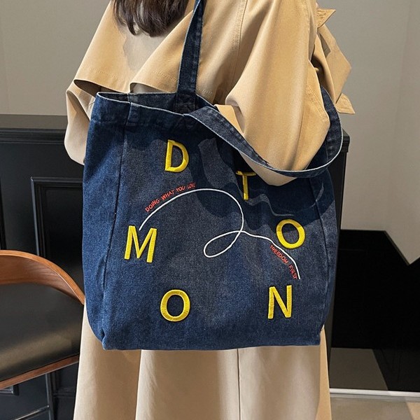 A versatile new large-capacity tote bag for classes, a trendy and casual single-shoulder bag made of denim for students, and a commuting bag details Picture