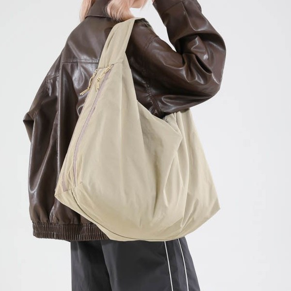 A large-capacity, versatile and laid-back tote bag for women, a new 2025 casual single-shoulder shopping bag with canvas full figure
