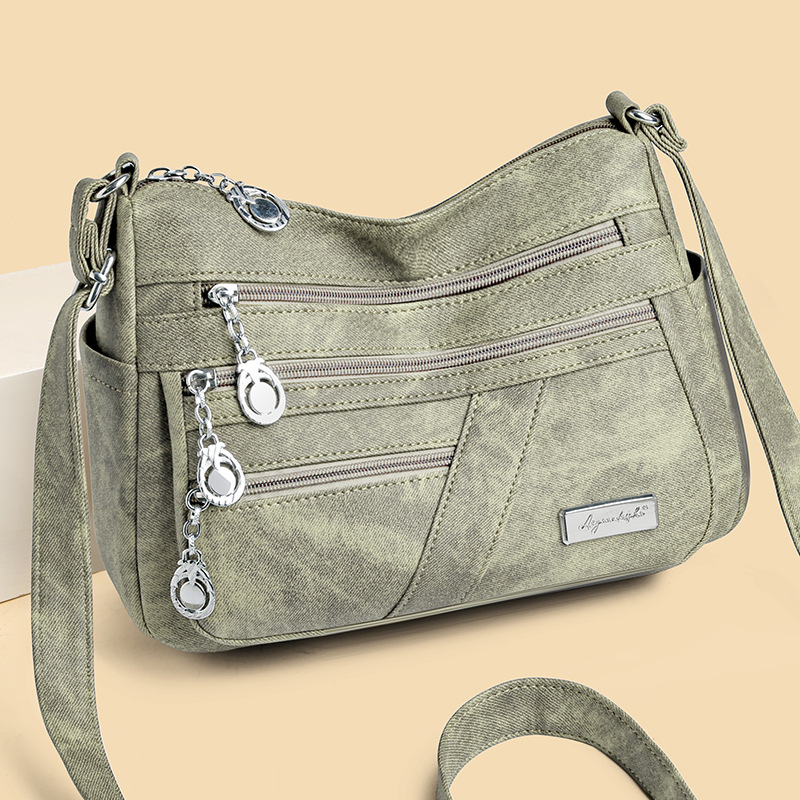 This fashionable and versatile crossbody bag is small and stylish. It has a workwear style and is suitable for both men and women Application Scenario
