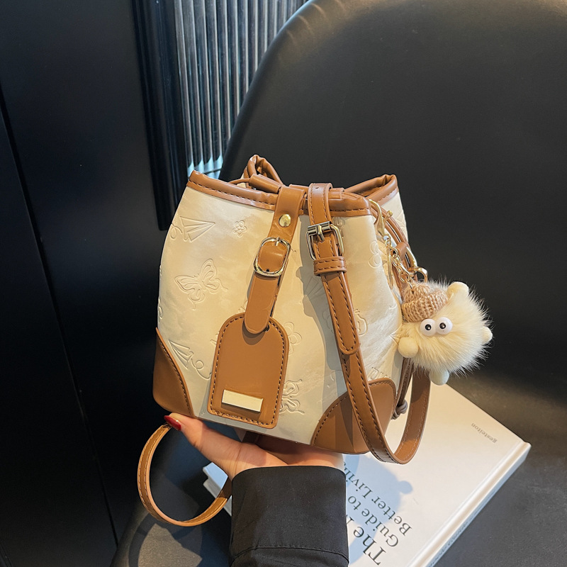 The color-blocking bucket bag is a new trendy and fashionable single-shoulder bag for women in 2025. It is a casual and versatile Korean-style crossbody bag with a patchwork texture full figure