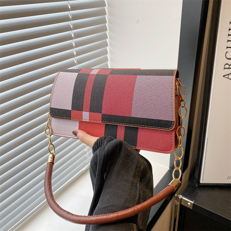 A trendy and color-blocking underarm bag for women, a new 2024 simple large-capacity crossbody checkered single-shoulder bag, a small square bag full figure