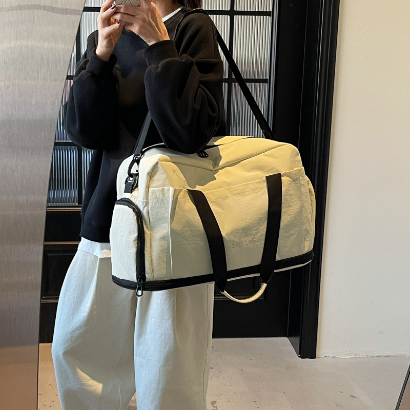 The 2025 new dry-wet separated travel bag for men and women, short-distance storage luggage bag for outings, and expandable sports and fitness bag Application Scenario