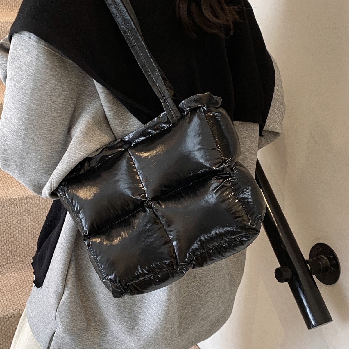 For the 2024 autumn and winter season, there are new trendy lightweight cotton-padded jacket bags, large-capacity single-shoulder bags, and stylish tote bags for commuting to work details Picture