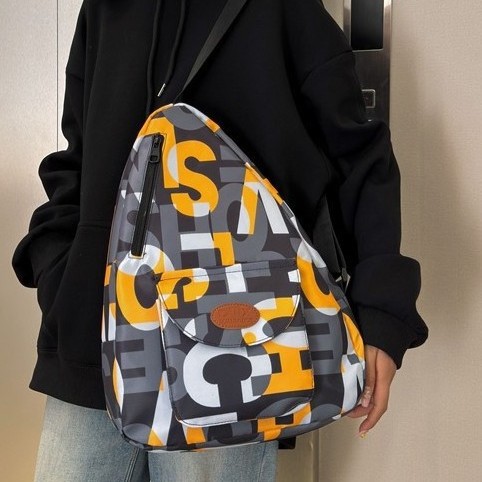 A new large-capacity Japanese versatile single-shoulder bag with contrasting colors, a couple's letter style, a fashionable 2025 chest bag for both men and women, and a crossbody bag details Picture
