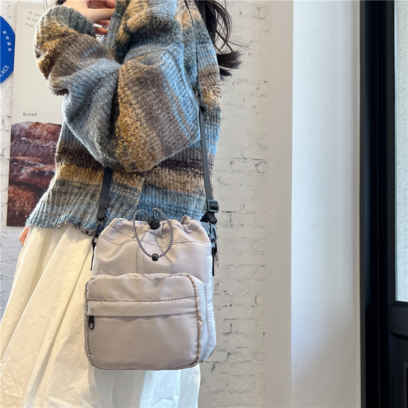 New personalized single-shoulder crossbody bag, casual drawstring pleated bag, large-capacity lightweight women's bag, nylon bucket bag, trendy women Specification drawing
