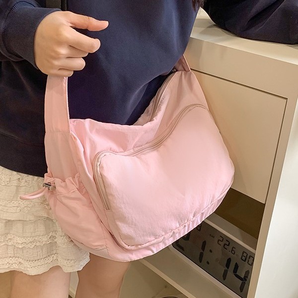 A lightweight, simple and casual women's 2024 new commuter fabric bag, solid color, multi-pocket, large capacity, single-shoulder crossbody bag for women Application Scenario