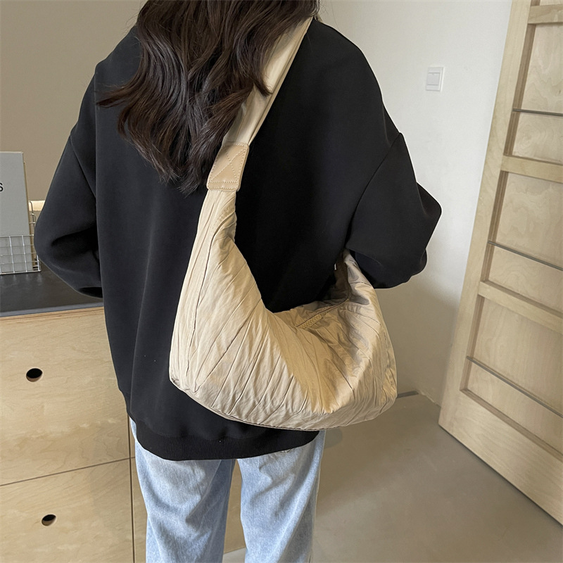 A new large-capacity casual hand-held shoulder bag with a Korean-style relaxed feel for women, featuring a fashionable and simple pleated dumpling bag Application Scenario