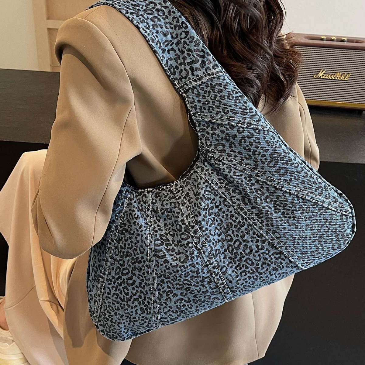 New autumn and winter women's commuter single-shoulder underarm bag and versatile tote bag with large capacity denim fabric Specification drawing