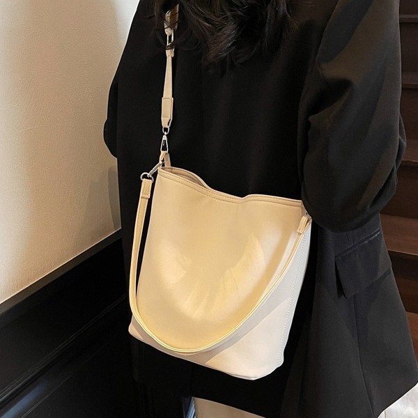 2025 New style personalized ins single-shoulder crossbody bag, simple and elegant bucket small square bag, trendy and stylish underarm bag details Picture